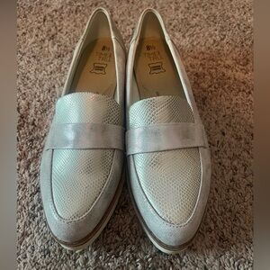 Time & Tru Women’s Silver Leather Slip-On Wedge Loafers Size 8.5